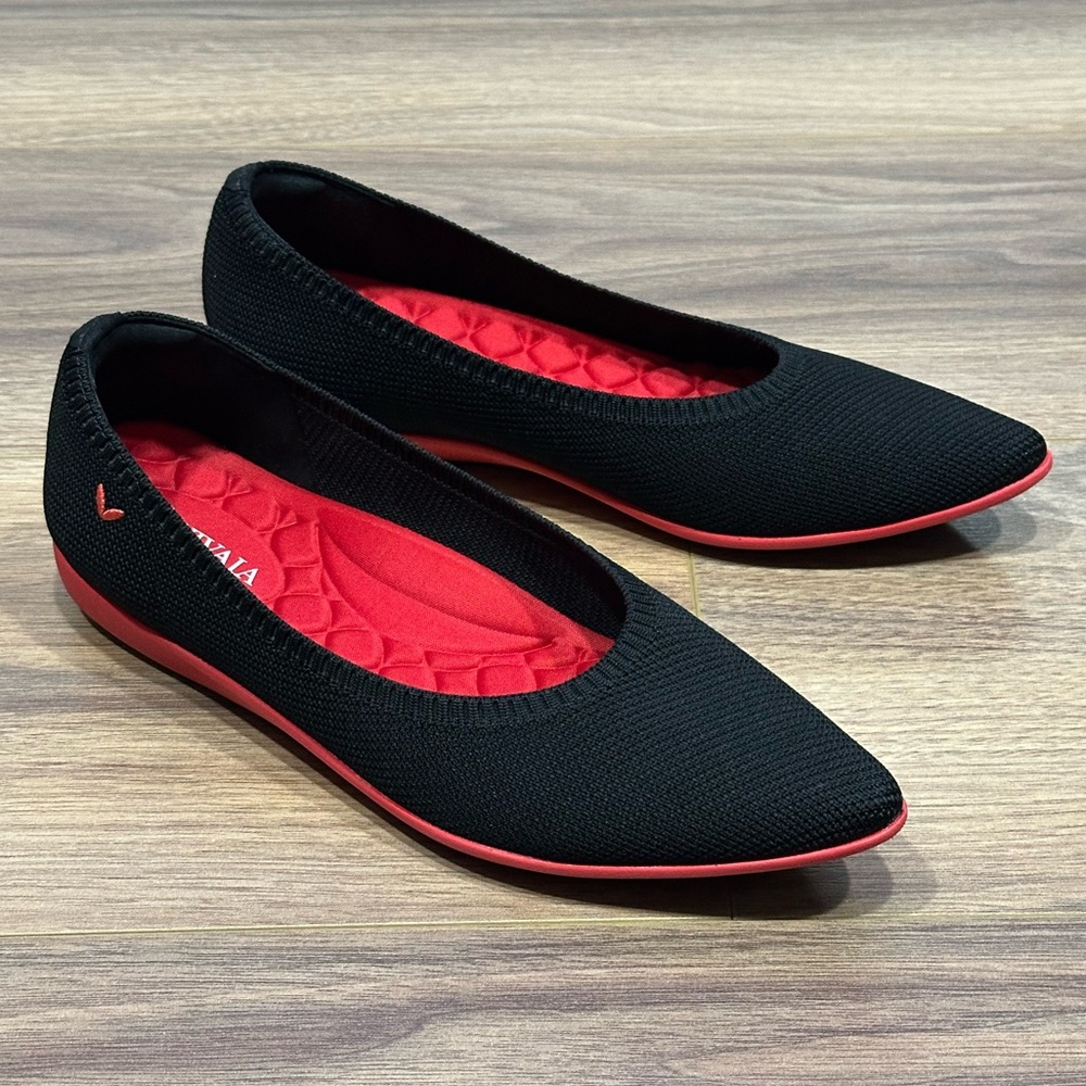 Vivaia Lightweight Pointed-Ballet Flats (Aria Walker) in Black/Red Size 39.5 - Picture 4 of 15